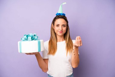 Kafkasyalı güzel bir kadın kapiş ya da para hareketi yapıyor, sana ödemeni söylüyor. Doğum günü pastası konsepti