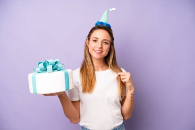 Kafkasyalı bir kadın kibirli, başarılı, pozitif ve gururlu görünüyor. Doğum günü pastası konsepti