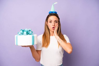 Kafkasyalı bir kadın şok olmuş ve korkmuş hissediyor. Doğum günü pastası konsepti