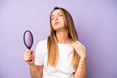 Oldukça beyaz bir kadın stresli, endişeli, yorgun ve hayal kırıklığına uğramış hissediyor. saç tarağı konsepti