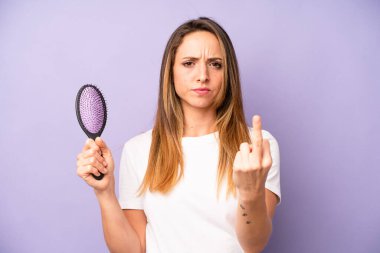 Kafkasyalı bir kadın kızgın, sinirli, asi ve agresif hissediyor. saç tarağı konsepti