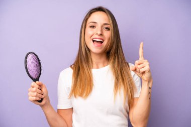 Kafkasyalı bir kadın bir fikri fark ettikten sonra mutlu ve heyecanlı bir dahi gibi hissediyor. saç tarağı konsepti