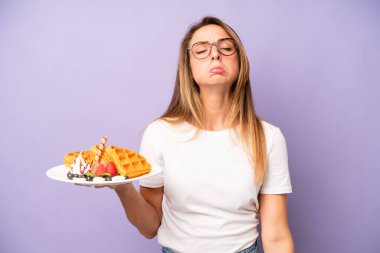 Kafkasyalı bir kadın üzgün ve mızmızlanıyor. Mutsuz bir bakışı var ve ağlıyor. Waffle ve kahvaltı konsepti