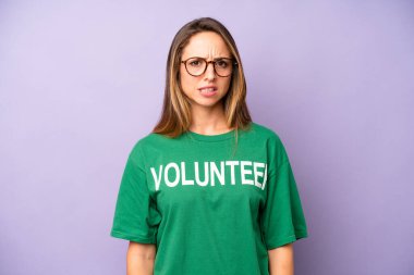 Kafası karışmış ve kafası karışmış beyaz bir kadın. gönüllülük kavramı