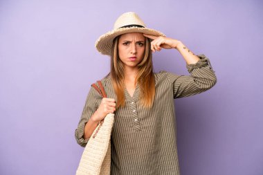 Kafası karışmış ve kafası karışmış beyaz bir kadın. Deli olduğunu gösteriyor. yaz ve şapka konsepti