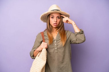 Kafkasyalı bir kadın şaşırmış görünüyor, yeni bir düşünce, fikir ya da konsept fark ediyor. yaz ve şapka konsepti