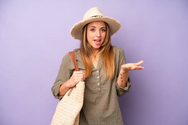 Kafkasyalı bir kadın son derece şaşırmış ve şok olmuş hissediyor. yaz ve şapka konsepti