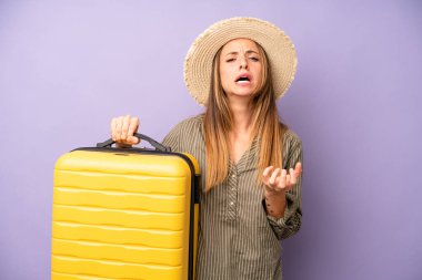 Kafkasyalı bir kadın umutsuz, sinirli ve stresli görünüyor. Yaz tatili konsepti