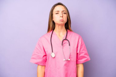 Kafkasyalı bir kadın üzgün ve mızmızlanıyor. Mutsuz bir bakışı var ve ağlıyor. tıp doktoru konsepti