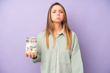 Kafkasyalı bir kadın üzgün ve mızmızlanıyor. Mutsuz bir bakışı var ve ağlıyor. Şeker şişesi konsepti