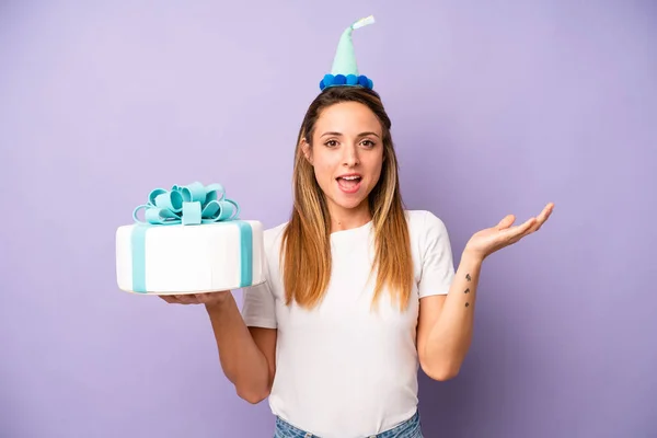 Pretty Caucasian Woman Feeling Happy Astonished Something Unbelievable Birthday Cake — Stockfoto