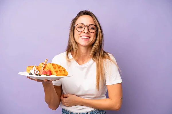 Kafkas Bir Kadın Komik Bir Şakaya Yüksek Sesle Gülüyor Waffle — Stok fotoğraf