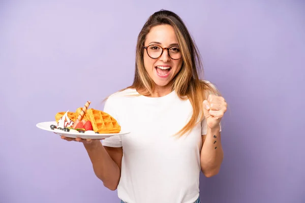Kafkasyalı Bir Kadın Şoke Olmuş Gülüyor Başarıyı Kutluyor Waffle Kahvaltı — Stok fotoğraf