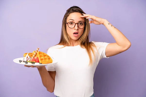 Kafkasyalı Bir Kadın Mutlu Şaşkın Şaşırmış Görünüyor Waffle Kahvaltı Konsepti — Stok fotoğraf