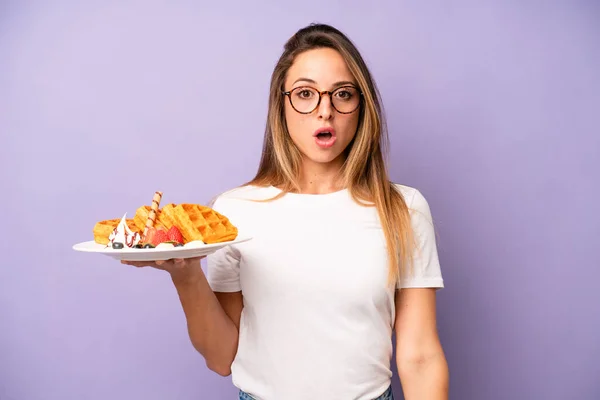 Kafkasyalı Bir Kadın Çok Şaşırmış Şaşkın Görünüyor Waffle Kahvaltı Konsepti — Stok fotoğraf