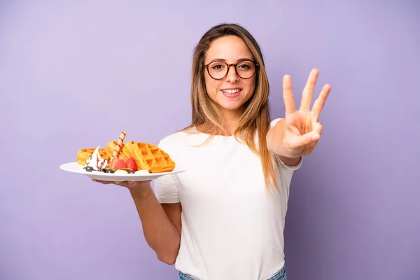 Vrij Blanke Vrouw Glimlachend Vriendelijk Uitziend Nummer Drie Tonend Wafels — Stockfoto