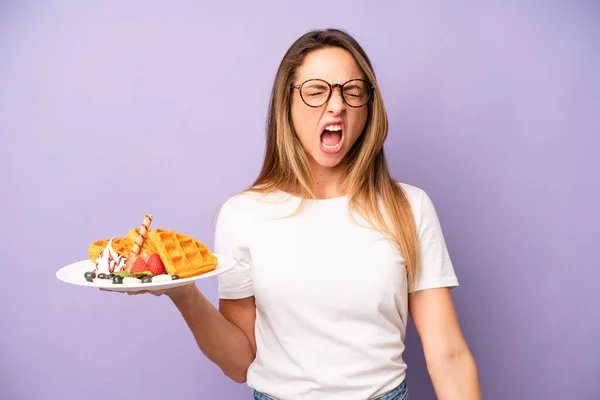 Pretty Caucasian Woman Shouting Aggressively Looking Very Angry Waffles Breakfast —  Fotos de Stock