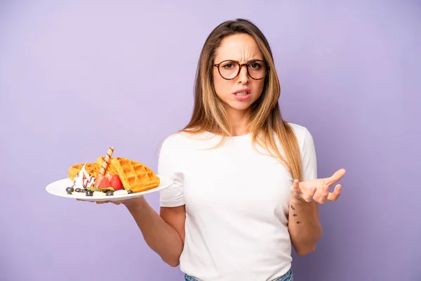Kafkasyalı Bir Kadın Sinirli Sinirli Sinirli Görünüyor Waffle Kahvaltı Konsepti — Stok fotoğraf