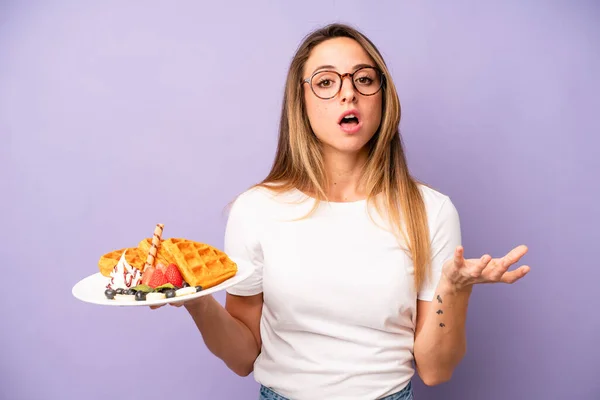 Pretty Caucasian Woman Amazed Shocked Astonished Unbelievable Surprise Waffles Breakfast — Foto de Stock