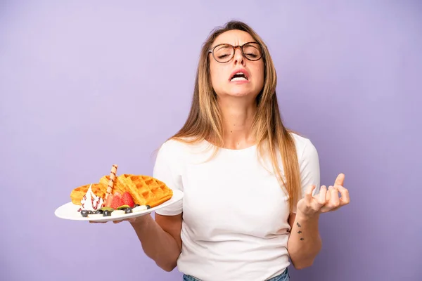 Kafkasyalı Bir Kadın Umutsuz Sinirli Stresli Görünüyor Waffle Kahvaltı Konsepti — Stok fotoğraf