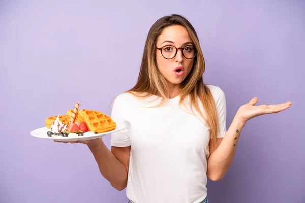 Pretty Caucasian Woman Looking Surprised Shocked Jaw Dropped Holding Object — Photo