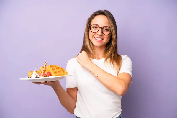 Pretty Caucasian Woman Feeling Happy Facing Challenge Celebrating Waffles Breakfast —  Fotos de Stock