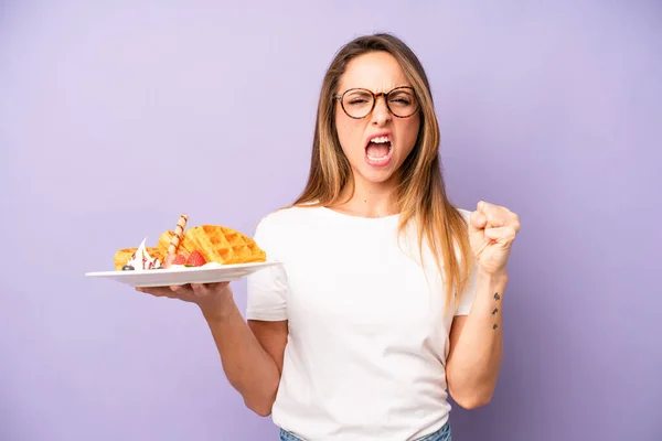 一个漂亮的高加索女人带着愤怒的表情大喊大叫 华夫饼和早餐概念 — 图库照片