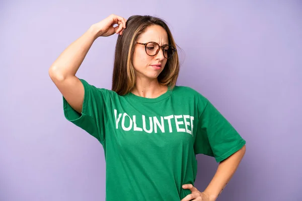 Pretty Caucasian Woman Feeling Puzzled Confused Scratching Head Volunteer Concept —  Fotos de Stock