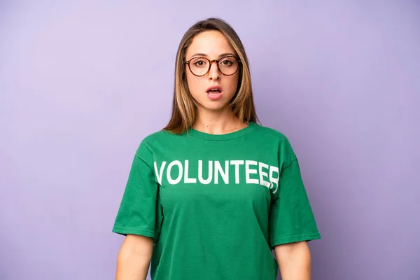 Pretty Caucasian Woman Looking Very Shocked Surprised Volunteer Concept —  Fotos de Stock
