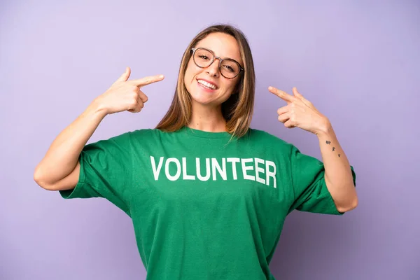 Pretty Caucasian Woman Smiling Confidently Pointing Own Broad Smile Volunteer — Stock Photo, Image