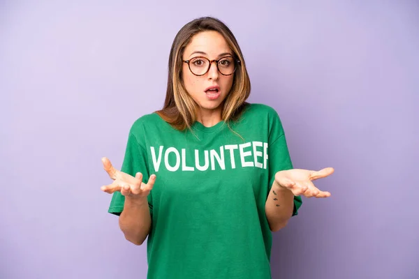 Pretty Caucasian Woman Feeling Extremely Shocked Surprised Volunteer Concept — Stock Photo, Image