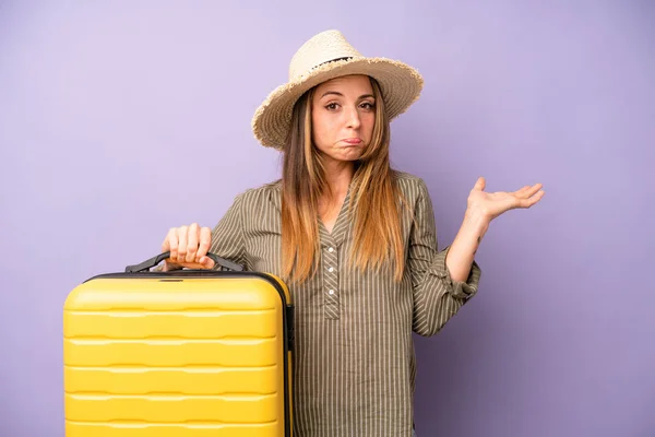 Pretty Caucasian Woman Feeling Puzzled Confused Doubting Summer Holidays Concept — Foto de Stock