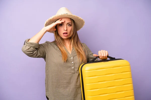 Pretty Caucasian Woman Looking Happy Astonished Surprised Summer Holidays Concept — Stock Photo, Image