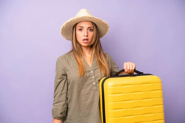 Pretty Caucasian Woman Looking Very Shocked Surprised Summer Holidays Concept — Stock Photo, Image