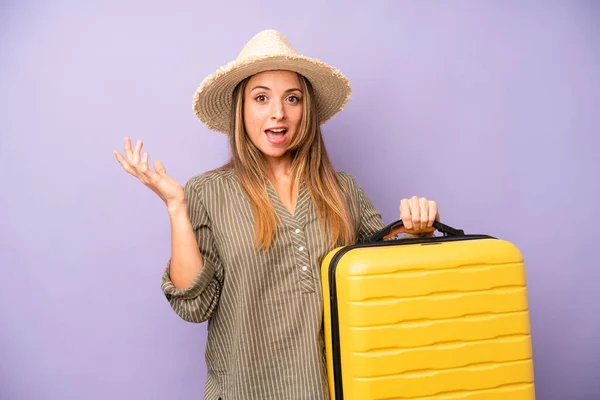 Pretty Caucasian Woman Feeling Happy Astonished Something Unbelievable Summer Holidays — Stockfoto