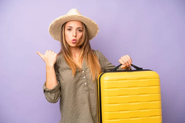 Pretty Caucasian Woman Looking Astonished Disbelief Summer Holidays Concept — Stockfoto