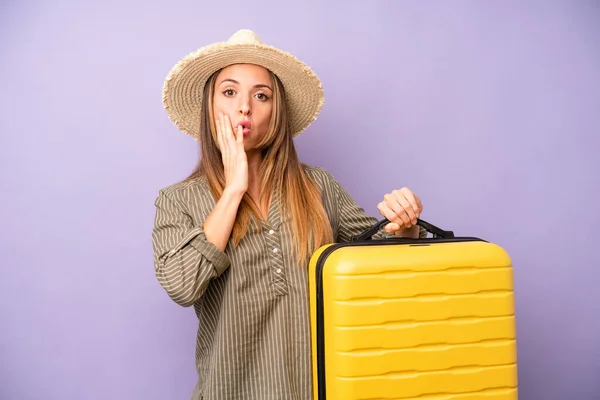 Pretty Caucasian Woman Feeling Shocked Scared Summer Holidays Concept — Stock Photo, Image