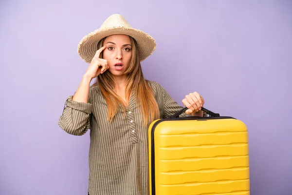 Pretty Caucasian Woman Looking Surprised Realizing New Thought Idea Concept — Stock Photo, Image