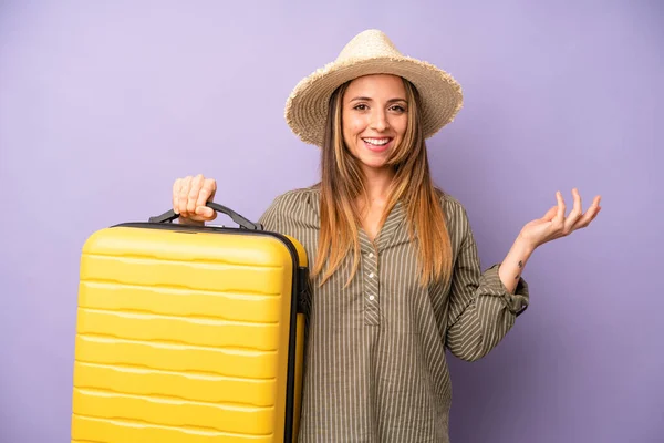 Pretty Caucasian Woman Feeling Happy Surprised Realizing Solution Idea Summer — Stockfoto