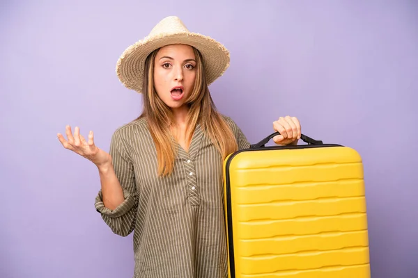 Pretty Caucasian Woman Feeling Extremely Shocked Surprised Summer Holidays Concept — Foto de Stock
