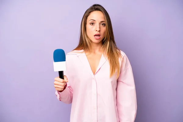 Vrij Blanke Vrouw Die Erg Geschokt Verrast Uitziet Journalist Microfoonconcept — Stockfoto