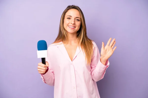 Vrij Blanke Vrouw Glimlachend Gelukkig Zwaaiende Hand Verwelkomen Groeten Journalist — Stockfoto