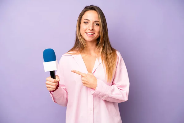 Vrij Blanke Vrouw Die Vrolijk Lacht Zich Gelukkig Voelt Naar — Stockfoto