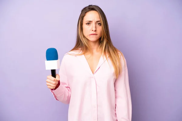 Een Blanke Vrouw Die Verbaasd Verward Lijkt Journalist Microfoonconcept — Stockfoto