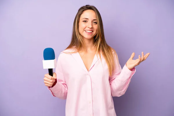 Pretty Caucasian Woman Feeling Happy Surprised Realizing Solution Idea Journalist — Stock Photo, Image