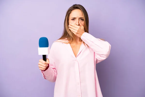 Een Blanke Vrouw Die Haar Mond Bedekt Met Geschokte Handen — Stockfoto