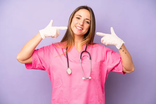 Güzel Beyaz Bir Kadın Kendi Gülüşünü Işaret Ediyor Tıp Doktoru — Stok fotoğraf