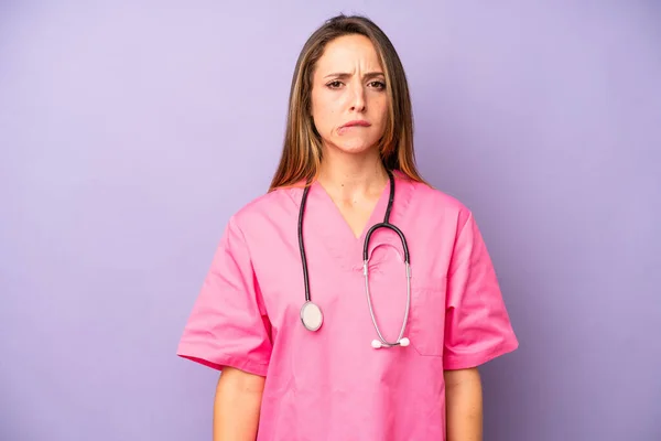 Pretty Caucasian Woman Looking Puzzled Confused Medicine Doctor Concept — Stock Photo, Image