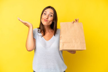 Oldukça İspanyol bir kadın şaşkın, şaşkın ve şüpheci hissediyor. konsepti kaldır