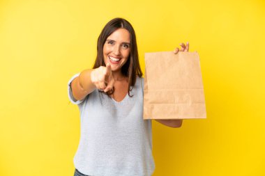 Güzel İspanyol kadın seni seçen kamerayı işaret ediyor. konsepti kaldır